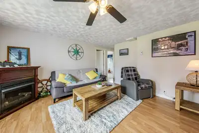 Image de Dog-friendly gem with fenced yard, deck, & waterfront land parcel - RVs welcome