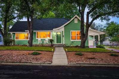 Image de Hot Tub, Game Room, Backyard Oasis, Full Kitchen & More!