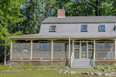 Image de Secluded, dog-friendly home with screened porch, firepit, fireplace & W\/D