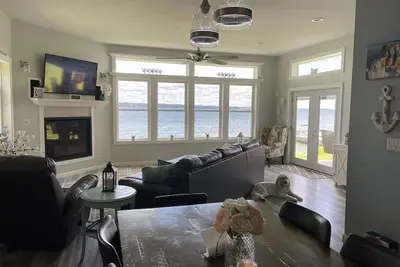 Image de Perfect Waterfront Property. . . Location, Location, Location!