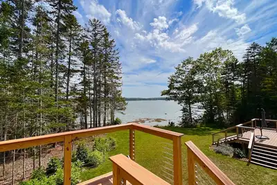 Image de Newly-built waterfront home with fast WiFi, furnished deck, & washer\/dryer