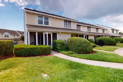 Image de Townhome with central Ac, washer/dryer, & pool access - close to beach