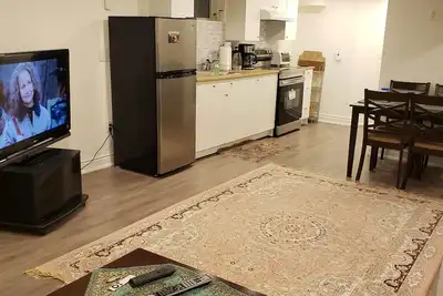 Image de Beautiful 1 Bed+ Den Basement apartment in Richmond Hill