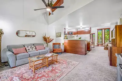 Image de Two-story condo in central Poipu with lanai, pool & W/D - walk to Baby Beach