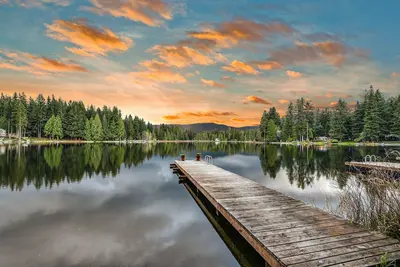 Image de Lakefront cottage with docks, kayak, deck, firepit & beachfront, drive to skiing