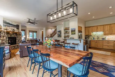 Image de Relax in Style with Hot tub, Garage, In-Unit W/D - Close Walk to the Gondola in Quiet Neighborhood