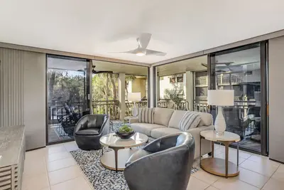 Image de 2nd-floor condo with private beach access, lanai, and access to heated pool