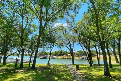 Image de Updated Shady Lakeside Retreat on Lake Brownwood with Large Boat Dock