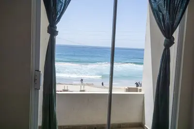Image de Beachfront Spacios\/Clean\/Cozy 2 Bd on the beach!