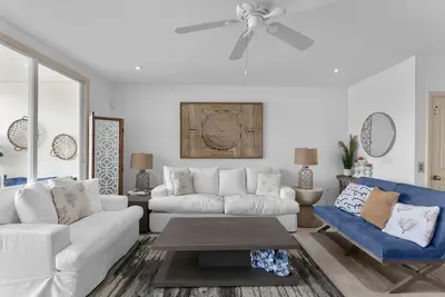Image de Elegant townhouse near the beach with a pool, washer/dryer, central Ac