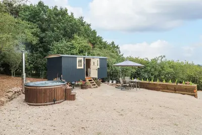 High Grounds Shepherd'S Hut, romantic, with hot tub in Ashbourne