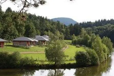 Image de Chalet rural avec vue sur le lac dans le Limousin.