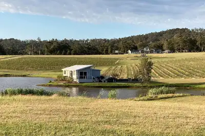 Image de Romantic lakehouse set in a private vineyard in the Hunter Valley