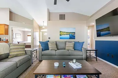 Image de Family home in desirable neighborhood with pool ac