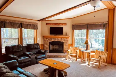 Image de Lakeside Cabin in the Northwoods