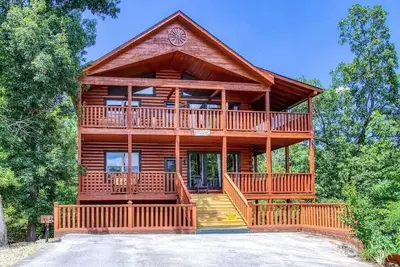 Image de *Huge & Luxurious 6bd Lodge! Game Room + Views*
