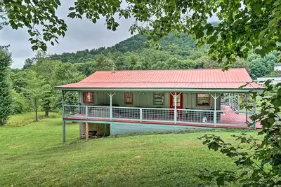 Image de Hot Tub & Fire Pit: Pet-Friendly Clayton Escape!