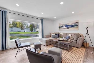 Image de Cda Id. Sanders Beach! Best Location! Newly Remodeled Addition! Pet Friendly.