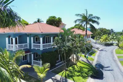 Image de Cozy Condo @Sunset Villas, West End