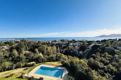 Image de 2 bedroom apartment in Cannes with amazing sea views, a pool and a nice furnished terrace. - 1503