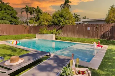 Image de Just minutes driving to the Beach| Amazing Pool