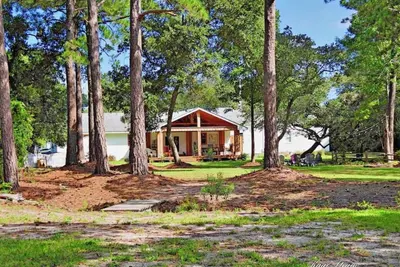 Image de 3 Acre Waterfront Retreat sleeps up to 25, easy walk to historic district