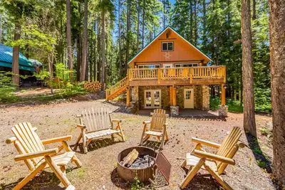 Image de Adorable wooded cabin near the lake with hot tub, WiFi, loft, firepit & W\/D