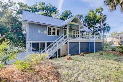 Image de Newly built, custom home 3 blocks from beach with screened porch & deck