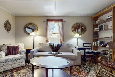 Image de Home with washer/dryer, gas grill, & outdoor dining - walk 5 minutes to beach