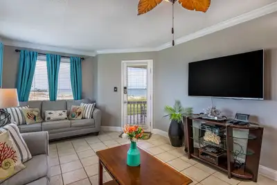 Image de Condo with private balcony, pool, grills, central Ac, & W/D
