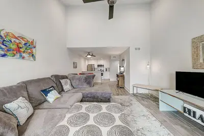 Image de Waterfront retreat with a pool & dock plus central Ac, washer/dryer, & views