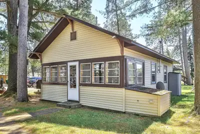 Image de Lake view, dog-friendly cabin with porch & shared dock, swimming area, firepit