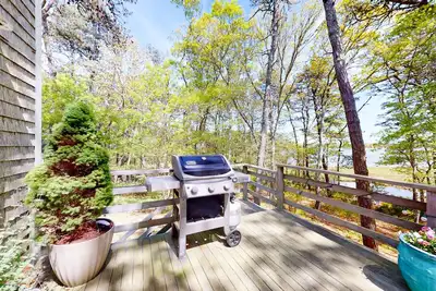Image de Waterfront escape with gas grill, furnished deck, fast WiFi, beach access nearby