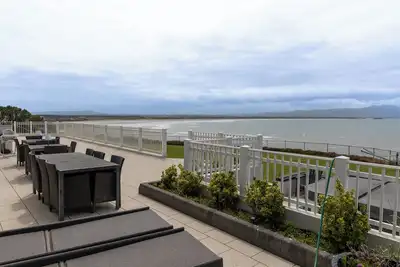 Image de Absolute heaven on the Waterside Luxury Beachhouse home with Mountain views