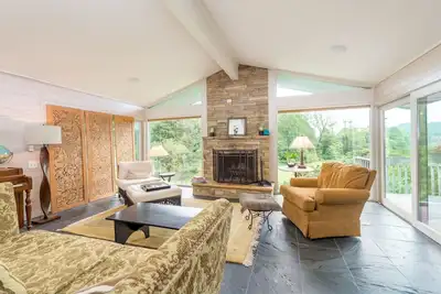 Image de Charming home with deck, grill, fast WiFi, partial Ac, & washer/dryer