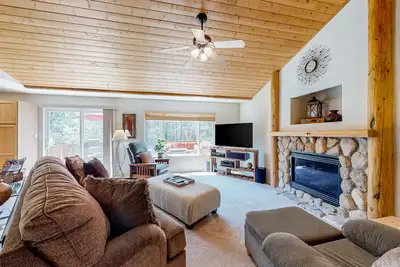 Modern home with washer/dryer, central Ac, fireplace & deck