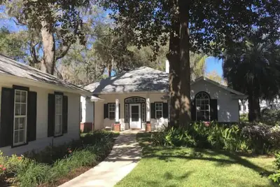 Image de New! Charming Guest House on Private 5 Acre Riverfront Estate with Dock
