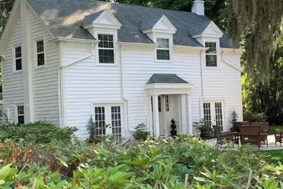 Image de New! 1920 Carriage House on Private 5 Acre Riverfront Parklike Estate with Dock