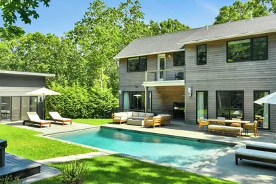 Image de Designer Gut Renovated Farmhouse on over 1 Acre, Numerous Spacious Living. . .