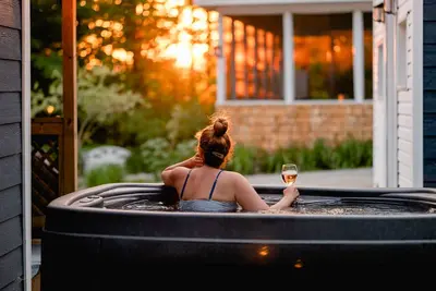 Image de Chalet rustique avec spa\/foyer\/Étang privé - 5 min de la plage et ski