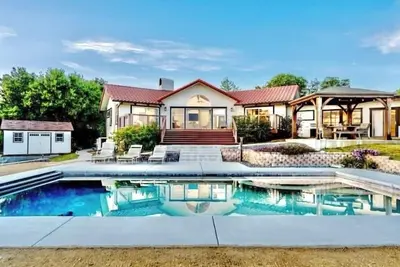 Image de New, Sun Drenched Property w' Private Pool and Amazing Views of Carmel Valley