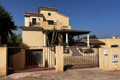 Image de Villa Romantique Avec Piscine Privée et Terrasse Couverte