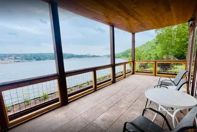 Image de Riverbank Trailside Cabin 24a