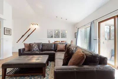 Image de Forest Creek #15 (2-Bedroom Condo) by RedAwning
