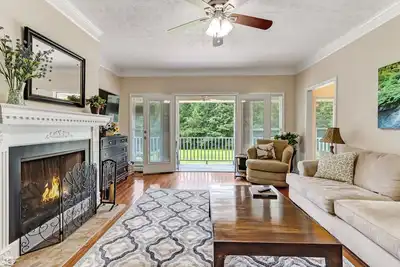 Image de Sleeps 12! Farmhouse retreat in the city on 13+ acres