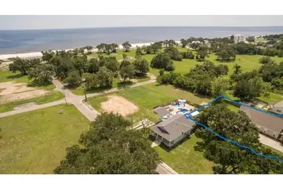 Image de Custom Coastal Getaway in the Heart of Long Beach, stroll to beach and dining