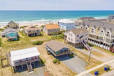 Image de Newly Renovated Beach Bungalow - 3 minute walk to the beach!