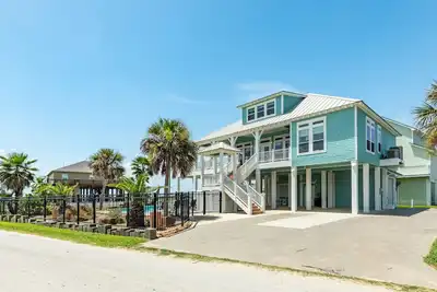 Image de Gulf-view luxury home with private pool & gourmet kitchen - steps to beach