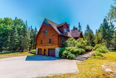 Image de Centrally located home with rec room, spacious deck, gas grill & loft - Dogs Ok