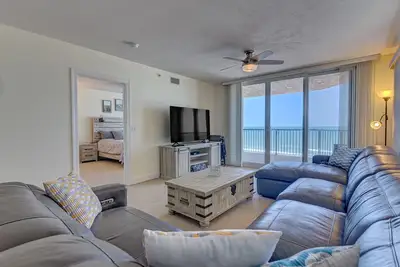 Image de Oceanfront condo with beach access, central Ac & washer/dryer